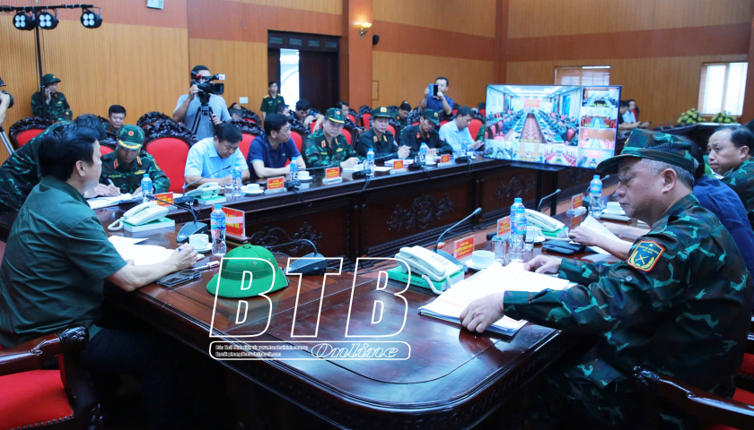   Họp Sở Chỉ huy tiền phương ứng phó bão số 3