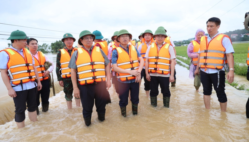   Thủ tướng chỉ đạo bảo đảm an toàn đê điều, hồ đập; triển khai phương tiện, kể cả trực thăng, hỗ trợ người dân