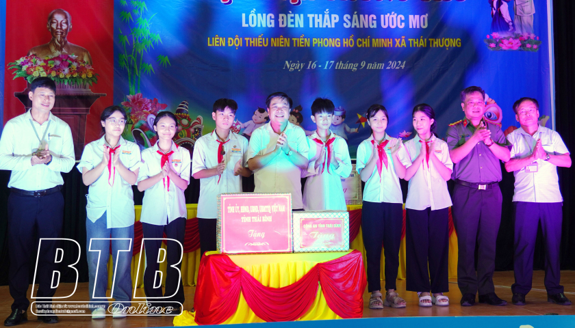   Các đồng chí lãnh đạo tỉnh: Thăm, tặng quà thiếu niên, nhi đồng nhân dịp tết Trung thu